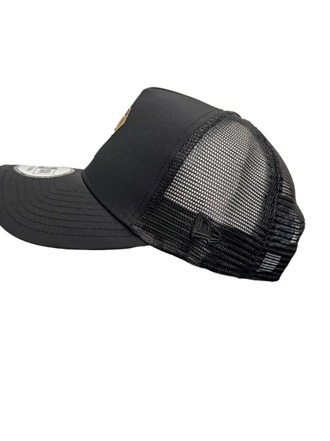 SCHWARZE NEW ERA TRUCKERKAPPE